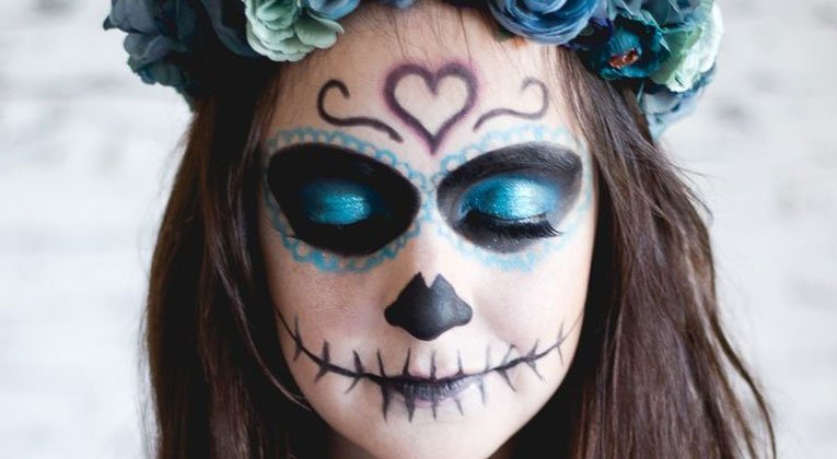 Aprenda a fazer maquiagem de Caveira Mexicana para o Halloween