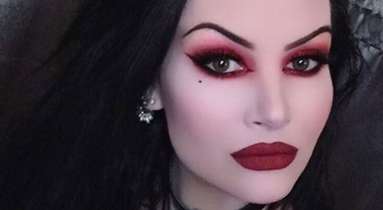 Como fazer uma fantasia para o Dia das Bruxas  Maquiagem de vampiro, Fantasia  vampiro, Maquiagem vampiro